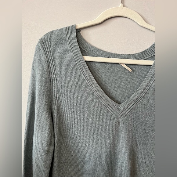 Free People light blue v neck tunic size medium - Picture 6 of 7